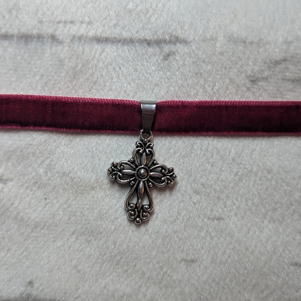 🩷 Cross Choker